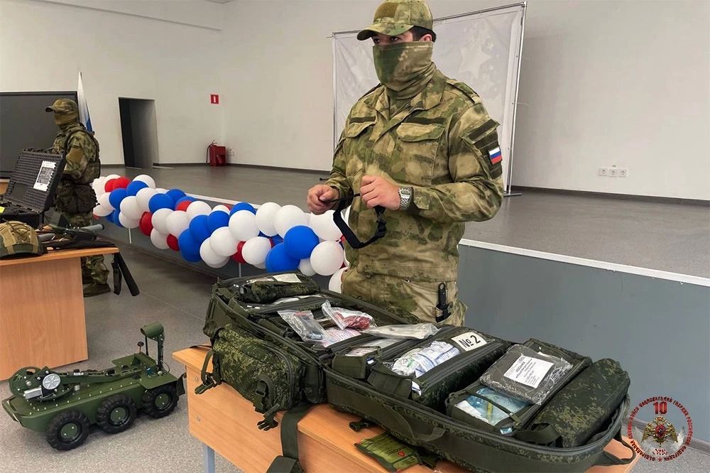 Росгвардейцы провели урок мужества для школьников ДНР