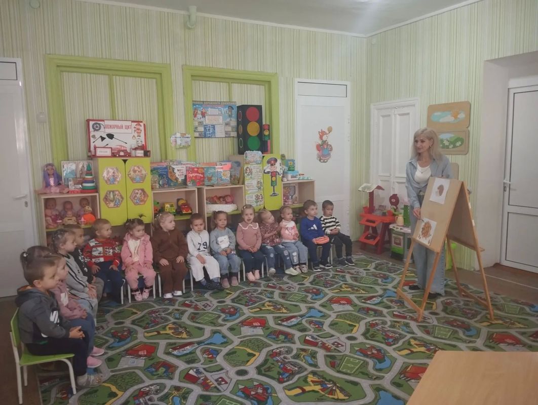 " Ёжик в лесу ".. Сегодня во второй младшей группе "Улыбка" прошло интересное занятие по художественному труду из природного материала "Ёжик в лесу"