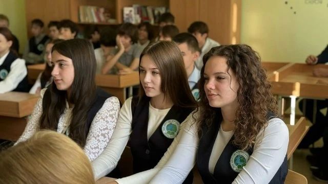 Руководитель Ясиноватского районного отделения «Молодой гвардии Единой России» и «Молодой Республики» Анастасия Ивахненко встретилась с учащимися восьмого и девятого классов общеобразовательной школы № 7 Руководитель Ясиноватского районного отделения «Молодой гвардии Единой России» и «Молодой Республики» Анастасия Ивахненко встретилась с учащимися восьмого и девятого классов общеобразовательной школы № 7