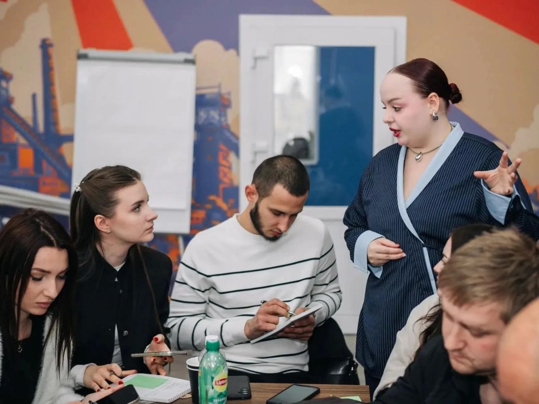 Представители Шахтерского округа приняли участие в форуме «Карта партнерства» в Торезе Представители Шахтерского округа приняли участие в форуме «Карта партнерства» в Торезе