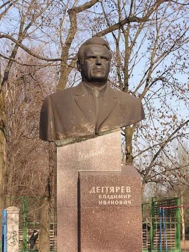 Олег Царёв осветил проблему абсолютно глупого сноса красных гранитных бордюр — исторического символа Донецка: Олег Царёв осветил проблему абсолютно глупого сноса красных гранитных бордюр — исторического символа Донецка:
