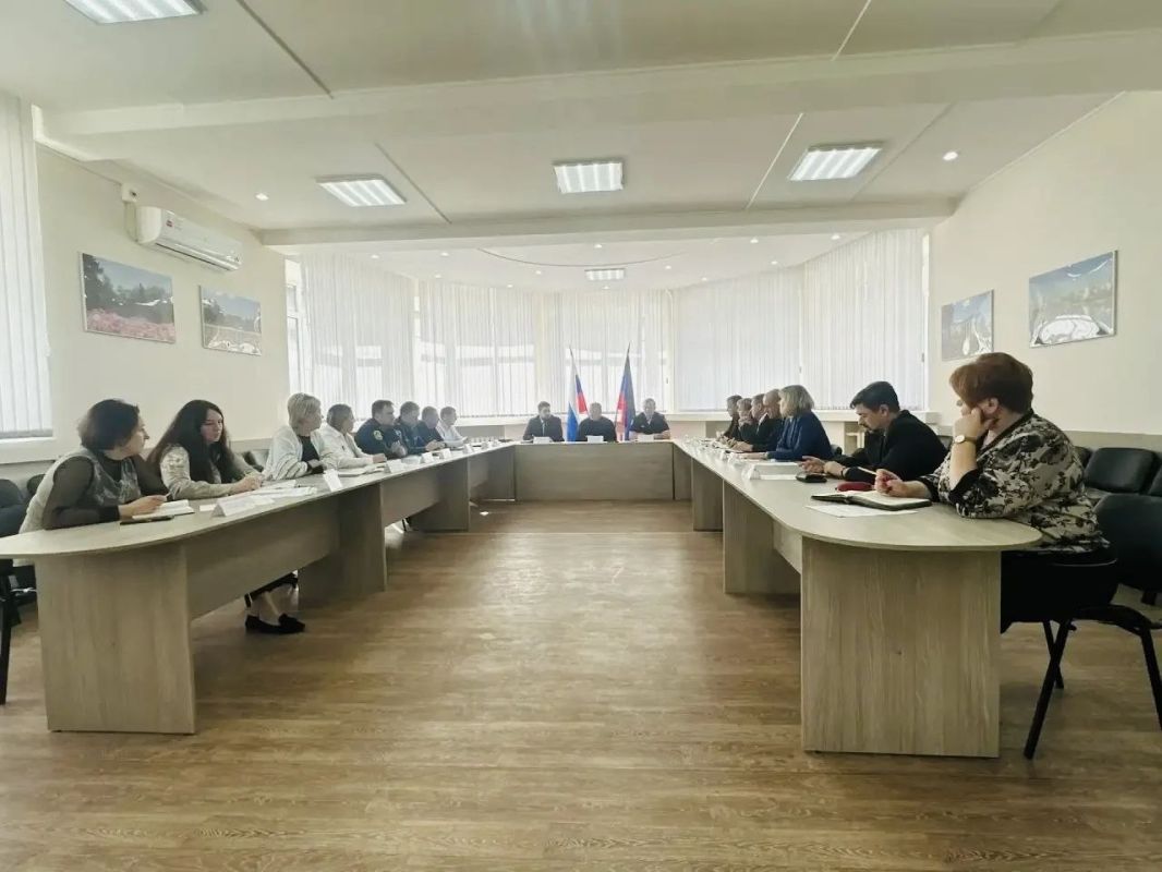 В управе Ворошиловского района Донецка полицейские рассказали о защите от IT-мошенников
