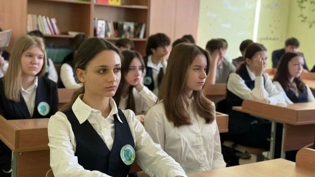 Руководитель Ясиноватского районного отделения «Молодой гвардии Единой России» и «Молодой Республики» Анастасия Ивахненко встретилась с учащимися восьмого и девятого классов общеобразовательной школы № 7 Руководитель Ясиноватского районного отделения «Молодой гвардии Единой России» и «Молодой Республики» Анастасия Ивахненко встретилась с учащимися восьмого и девятого классов общеобразовательной школы № 7