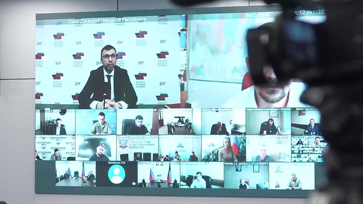 Глава ДНР Денис Пушилин провел еженедельное оперативное совещание с руководителями органов исполнительной власти и главами муниципальных образований