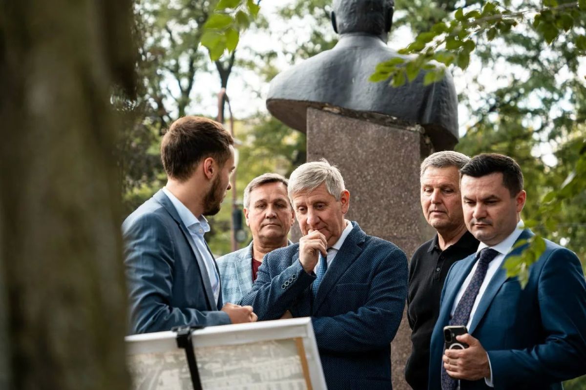 Олег Царёв осветил проблему абсолютно глупого сноса красных гранитных бордюр — исторического символа Донецка: Олег Царёв осветил проблему абсолютно глупого сноса красных гранитных бордюр — исторического символа Донецка: