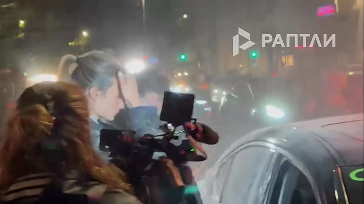 В Париже кандидата в президенты Франции Рафаэля Глюксманна обсыпали мукой — внук советского разведчика и русофоб отмечал победу на праймериз левых Раптли теперь в МАКС