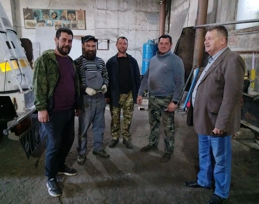 Заместитель председателя Амвросиевского муниципального совета, депутат Юрий Николаевич Толок, провел встречу с трудовым коллективом «ИП Шульга Алексей Николаевич», специализирующегося на ремонте грузового автотранспорта