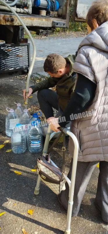 Донецкие производители воды продолжают помогать землякам Донецкие производители воды продолжают помогать землякам