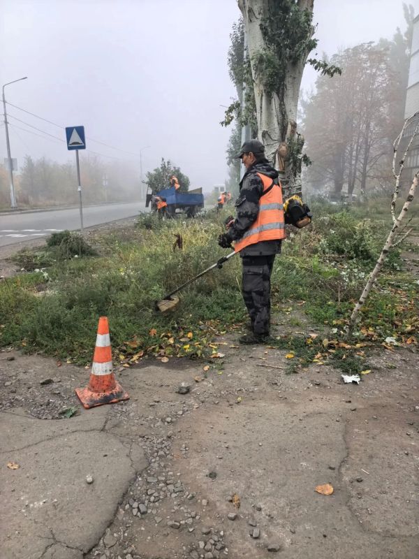 Коммунальщики Снежного продолжают благоустраивать территории общего пользования Коммунальщики Снежного продолжают благоустраивать территории общего пользования