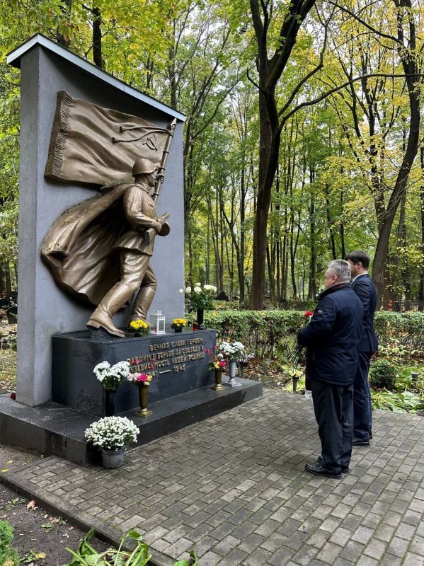 Дипломаты посольства РФ в Риге возложили цветы по случаю празднования 82-й годовщины со дня освобождения Риги от немецко-фашистских захватчиков Дипломаты посольства РФ в Риге возложили цветы по случаю празднования 82-й годовщины со дня освобождения Риги от немецко-фашистских захватчиков