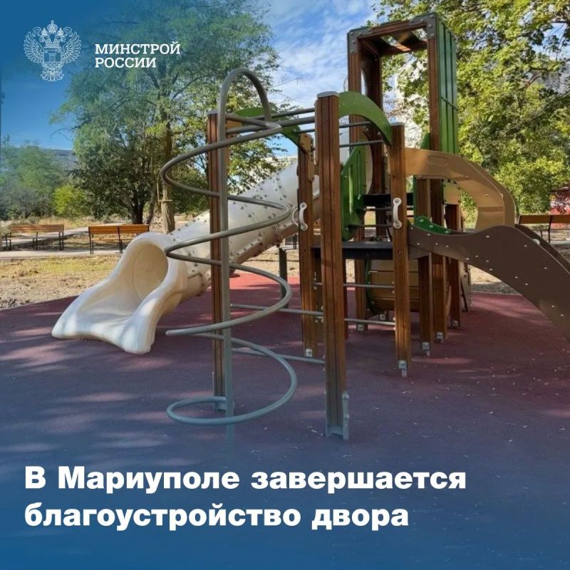 В Мариуполе Донецкой Народной Республики завершаются работы по благоустройству дворовой территории на проспекте Победы общей площадью 0,5 га. Работы ведутся в рамках программы «Благоустройство придомовых территорий 2024-2026»