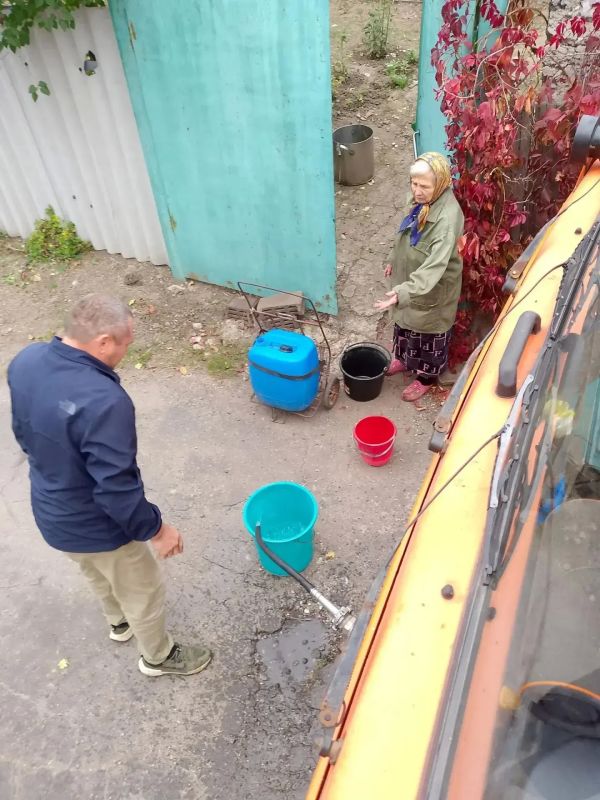 В Кировском внутригородском районе при поддержке региона-шефа Московская область продолжается подвоз воды для жителей домов, в которые в установленный графиком день не поступила вода В Кировском внутригородском районе при поддержке региона-шефа Московская область продолжается подвоз воды для жителей домов, в которые в установленный графиком день не поступила вода
