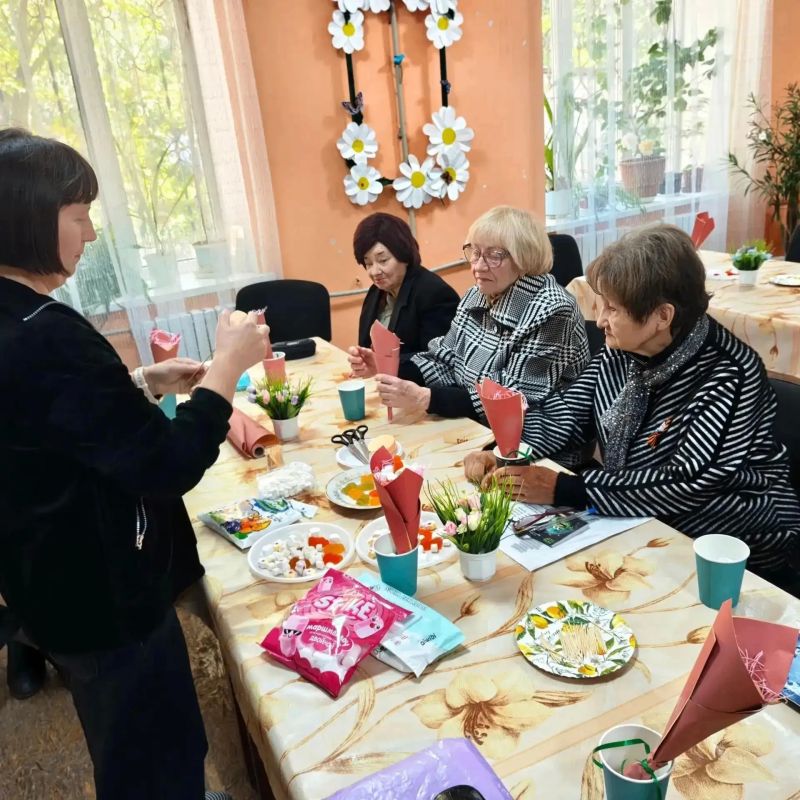В Кировском районе Макеевки прошло занятие по букетотерапии для старшего поколения