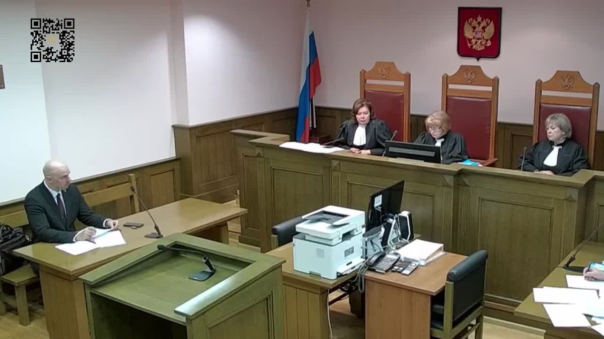 Неисправное транспортное средство с неработающим двигателем не может считаться источником повышенной опасности, разъяснил ВС РФ. Жительница Москвы потребовала взыскать компенсацию с водителя иномарки, сбившего ее супруга...