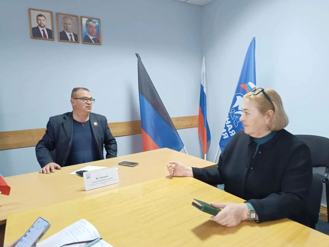 Приём граждан в Иловайске. Сегодня, 13 октября, глава муниципального образования городской округ Иловайск Александр Васильевич Кузнецов совместно с заместителем председателя Общественного совета Анной Юрьевной Бардиной... Приём граждан в Иловайске. Сегодня, 13 октября, глава муниципального образования городской округ Иловайск Александр Васильевич Кузнецов совместно с заместителем председателя Общественного совета Анной Юрьевной Бардиной...