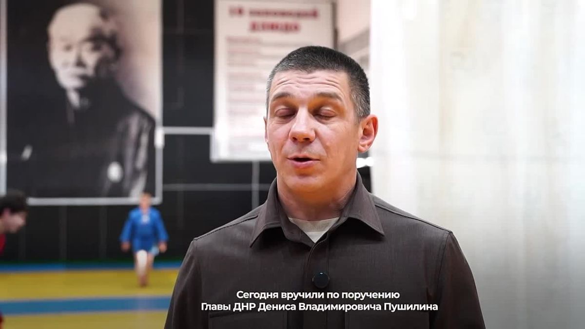 По поручению Главы ДНР Дениса Пушилина самбисту из ДНР вручили награду «За заслуги перед ДНР» III степени