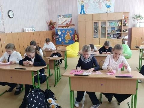 На базе общеобразовательной школы № 4 начал работать кружок «Фантазия», в котором ребята учатся создавать из лоскутков ткани маленькие шедевры