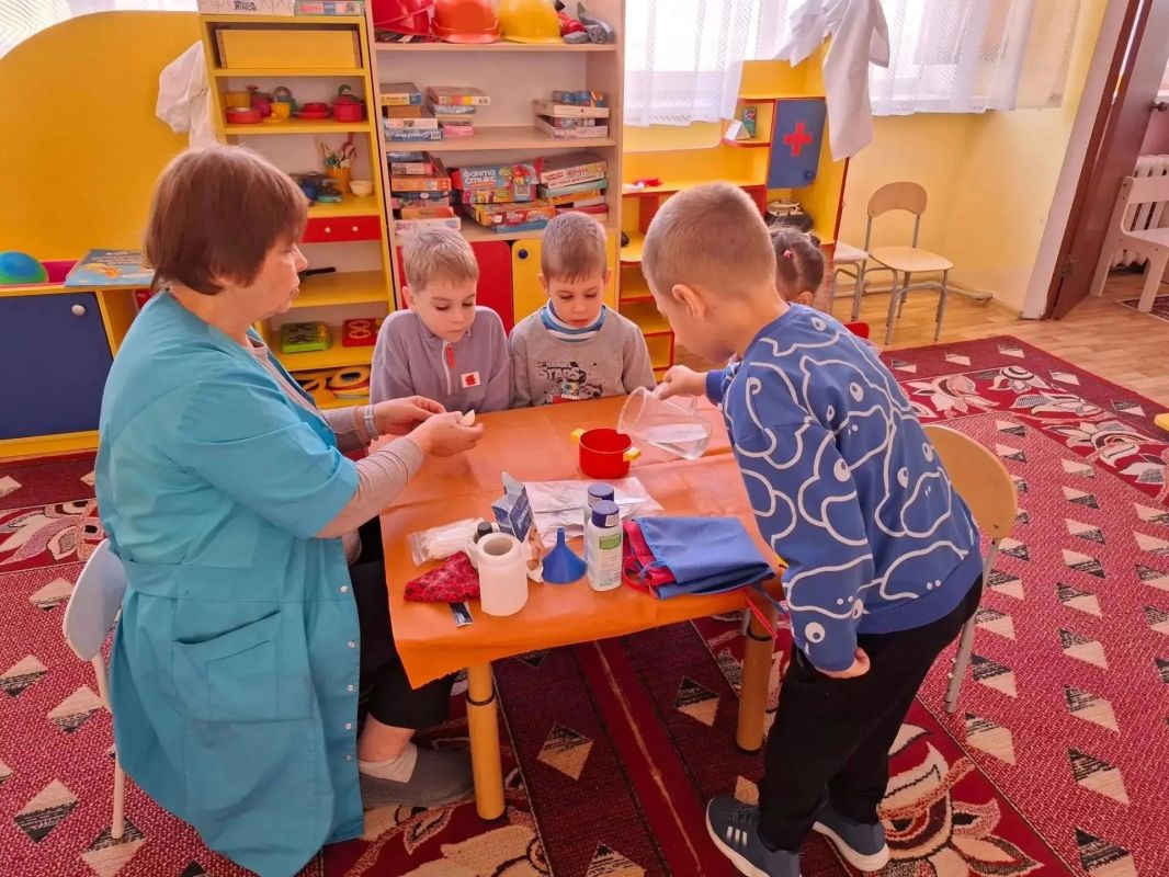 Увлекательные опыты и творчество: в Кировском дошкольники изучали свойства крахмала Увлекательные опыты и творчество: в Кировском дошкольники изучали свойства крахмала