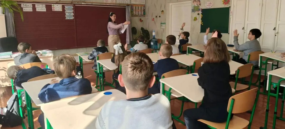 Осенняя пора подарила ученикам 4 класса ГБОУ "ШКОЛА №24 г.о. Торез" тёплую встречу с библиотекарем филиала №7, которая провела мероприятие «Читайка приглашает друзей»