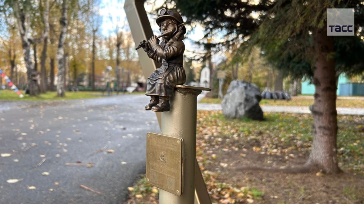 В Кемерове у бронзовых скульптур братьев Шурфов, символизирующих шахтерский труд, появилась подружка Шурфочка Серафима В Кемерове у бронзовых скульптур братьев Шурфов, символизирующих шахтерский труд, появилась подружка Шурфочка Серафима