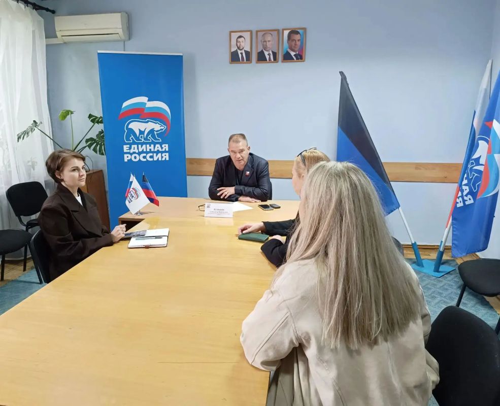 Приём граждан в Иловайске. Сегодня, 13 октября, глава муниципального образования городской округ Иловайск Александр Васильевич Кузнецов совместно с заместителем председателя Общественного совета Анной Юрьевной Бардиной...