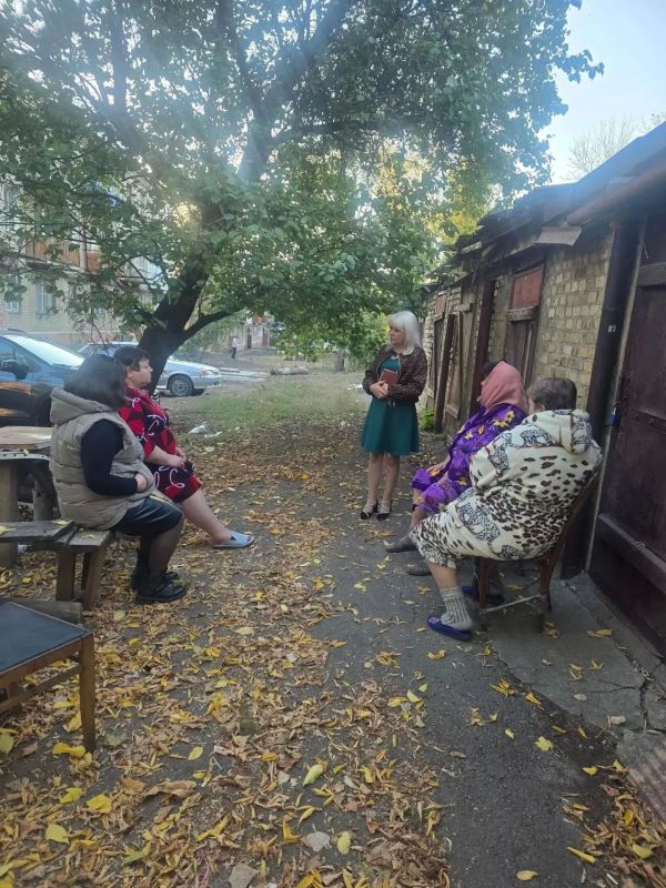 Депутат муниципального совета Людмила Деревянко провела встречу с жителями многоквартирного дома на улице Матвиенко, 3. Главной темой обсуждения стало состояние придомовой территории