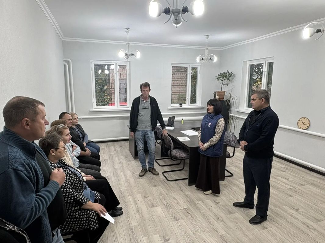 Сегодня, 13 октября, руководитель Управы Ленинского внутригородского района Администрации городского округа Донецк Татьяна Темникова, заместитель главы администрации - директор Департамента финансов Дмитрий Даньшин... Сегодня, 13 октября, руководитель Управы Ленинского внутригородского района Администрации городского округа Донецк Татьяна Темникова, заместитель главы администрации - директор Департамента финансов Дмитрий Даньшин...
