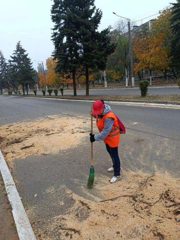 Коммунальщики Снежного продолжают благоустраивать территории общего пользования Коммунальщики Снежного продолжают благоустраивать территории общего пользования
