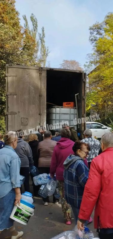 Донецкие производители воды продолжают помогать землякам Донецкие производители воды продолжают помогать землякам