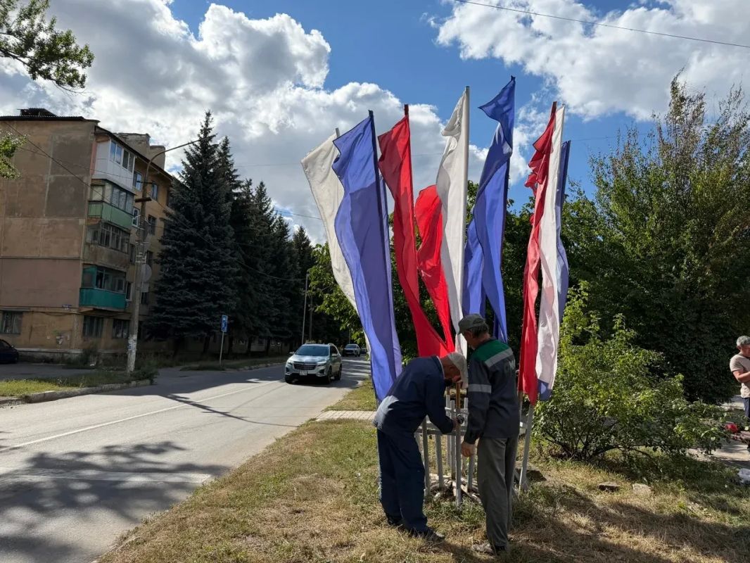 В Кировском внутригородском районе произведены работы по демонтажу флагов В Кировском внутригородском районе произведены работы по демонтажу флагов