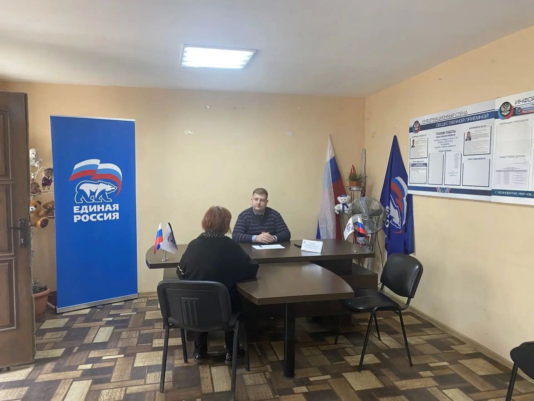 Сегодня на площадке общественной приемной «Единой России» в Ясиноватой личный прием граждан провел заместитель главы администрации округа Александр Сергеев