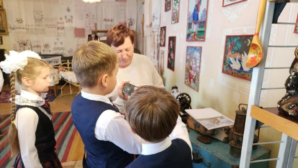 В музее этнографии родного края прошла экскурсия для юных кировчан В музее этнографии родного края прошла экскурсия для юных кировчан