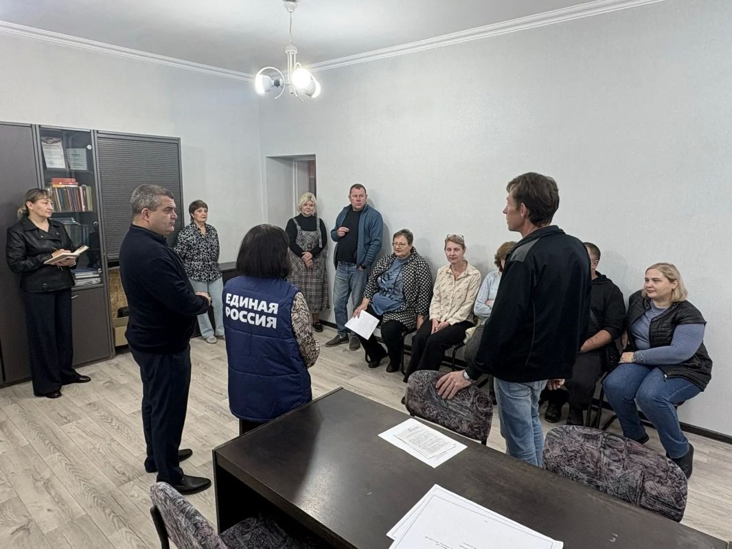 Сегодня, 13 октября, руководитель Управы Ленинского внутригородского района Администрации городского округа Донецк Татьяна Темникова, заместитель главы администрации - директор Департамента финансов Дмитрий Даньшин... Сегодня, 13 октября, руководитель Управы Ленинского внутригородского района Администрации городского округа Донецк Татьяна Темникова, заместитель главы администрации - директор Департамента финансов Дмитрий Даньшин...