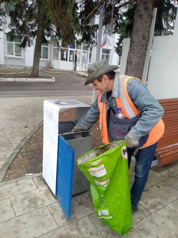 Коммунальщики Снежного продолжают благоустраивать территории общего пользования Коммунальщики Снежного продолжают благоустраивать территории общего пользования