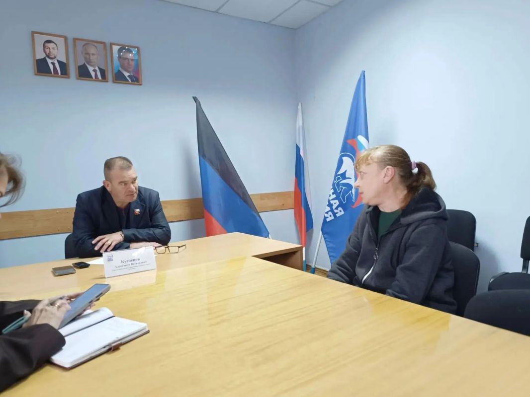 Приём граждан в Иловайске. Сегодня, 13 октября, глава муниципального образования городской округ Иловайск Александр Васильевич Кузнецов совместно с заместителем председателя Общественного совета Анной Юрьевной Бардиной... Приём граждан в Иловайске. Сегодня, 13 октября, глава муниципального образования городской округ Иловайск Александр Васильевич Кузнецов совместно с заместителем председателя Общественного совета Анной Юрьевной Бардиной...