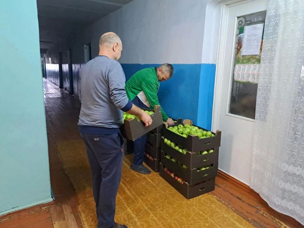Депутаты Народного Совета ДНР доставили яблоки в социальные учреждения и ПВР Шахтерского округа Депутаты Народного Совета ДНР доставили яблоки в социальные учреждения и ПВР Шахтерского округа