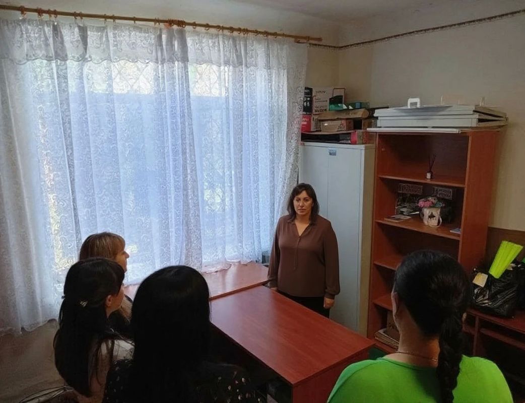 Сегодня депутат Тельмановского муниципального совета Наталья Зубач провела встречу с трудовым коллективом Территориальной избирательной комиссии №8 ДНР