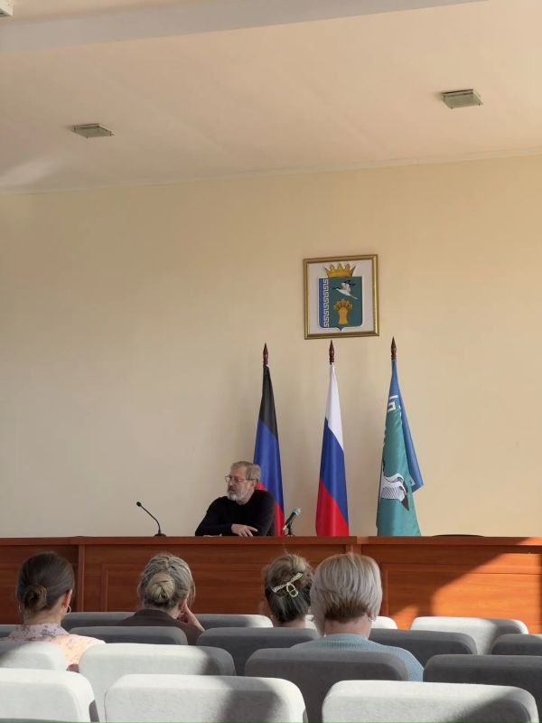 Секретарь Мангушского местного отделения «Единой России» Борис Трима провел расширенное аппаратное совещание с руководителями структурных подразделений и служб округа