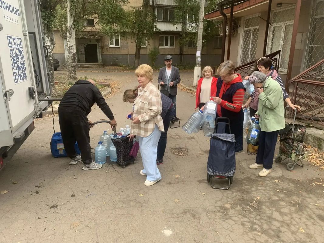 Валентин Левченко: В Киевском внутригородском районе продолжается организовация по подвозу питьевой воды в связи с перебоями водоснабжения по адресу: ул. Политбойцов 3