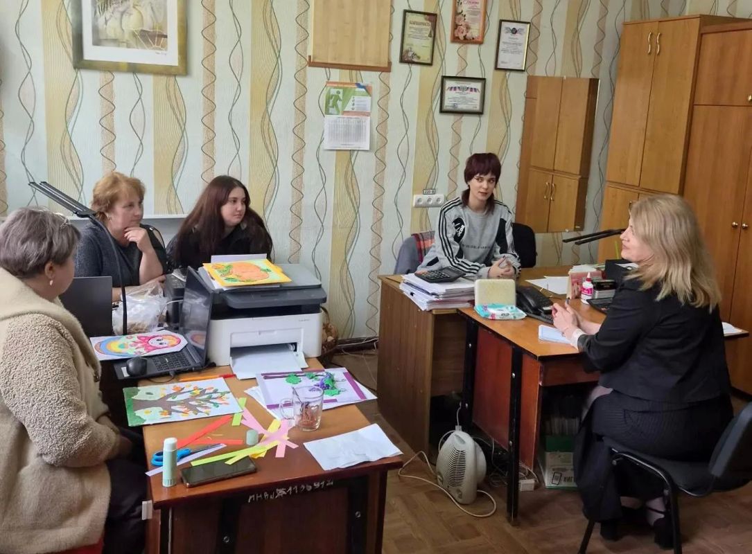Заместитель главы администрации Амвросиевского муниципального округа Татьяна Разводова встретилась с коллективом Центра культуры и досуга «Виктория»