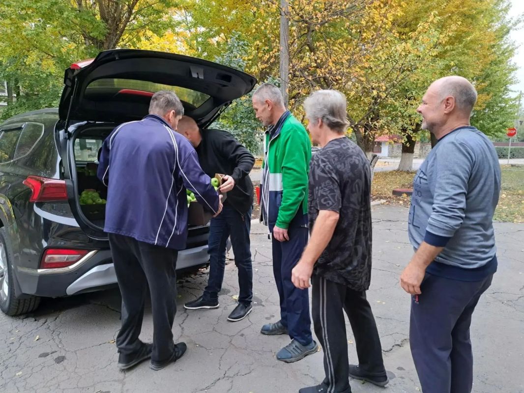 Депутаты Народного Совета ДНР доставили яблоки в социальные учреждения и ПВР Шахтерского округа Депутаты Народного Совета ДНР доставили яблоки в социальные учреждения и ПВР Шахтерского округа