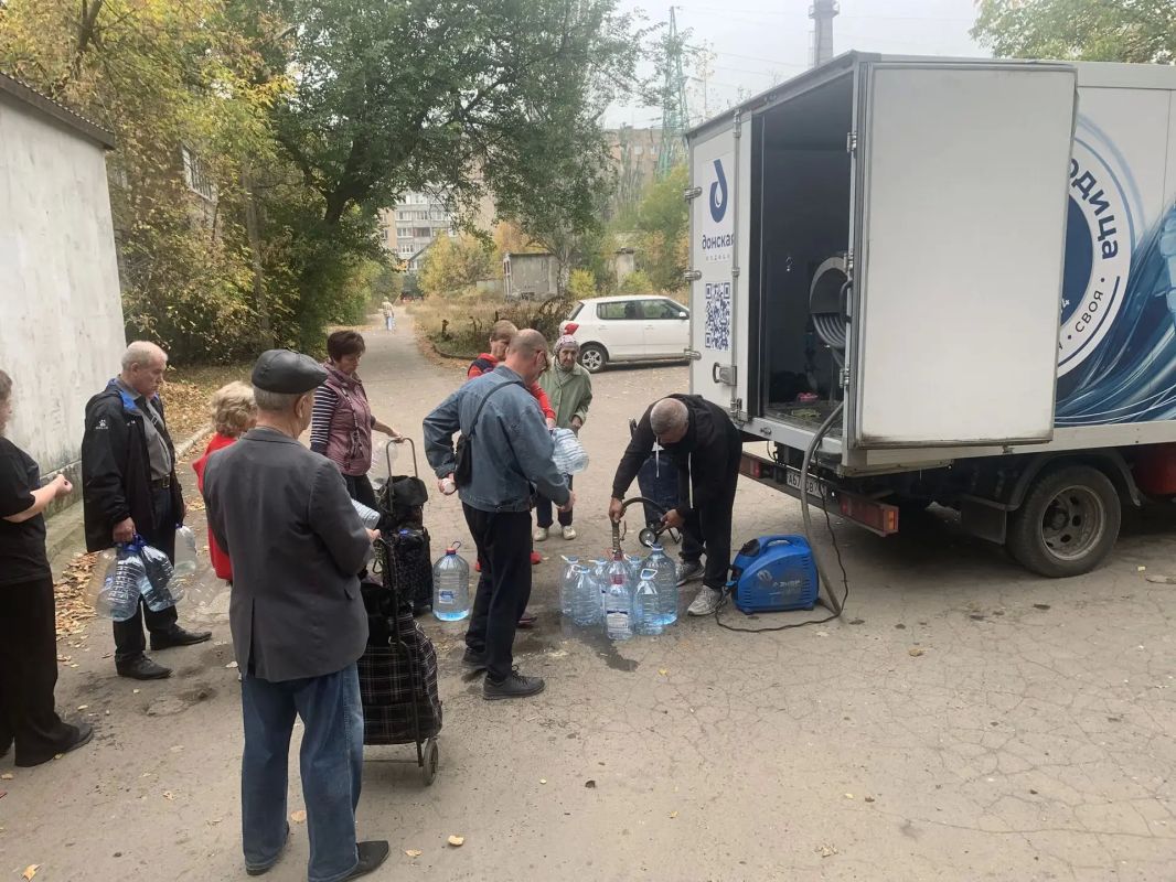 Валентин Левченко: В Киевском внутригородском районе продолжается организовация по подвозу питьевой воды в связи с перебоями водоснабжения по адресу: ул. Политбойцов 3 Валентин Левченко: В Киевском внутригородском районе продолжается организовация по подвозу питьевой воды в связи с перебоями водоснабжения по адресу: ул. Политбойцов 3