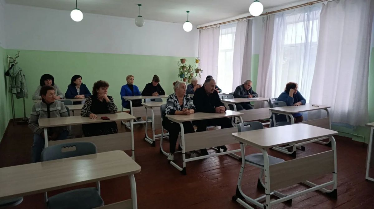 Управляющий делами Администрации Евгения Биатова встретилась с трудовым коллективом ГБОУ "Солнцевская школа Старобешевского МО" Управляющий делами Администрации Евгения Биатова встретилась с трудовым коллективом ГБОУ "Солнцевская школа Старобешевского МО"