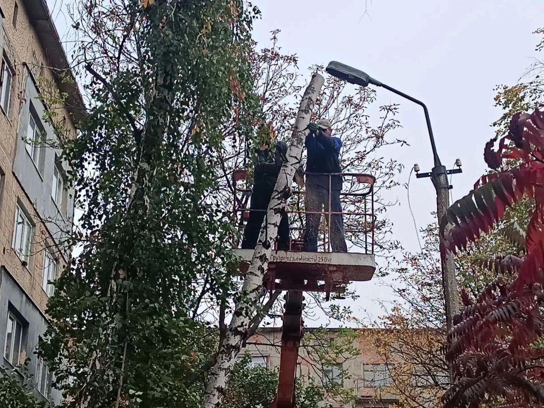 Содержание жилого фонда: текущие работы в городе Дебальцево Содержание жилого фонда: текущие работы в городе Дебальцево