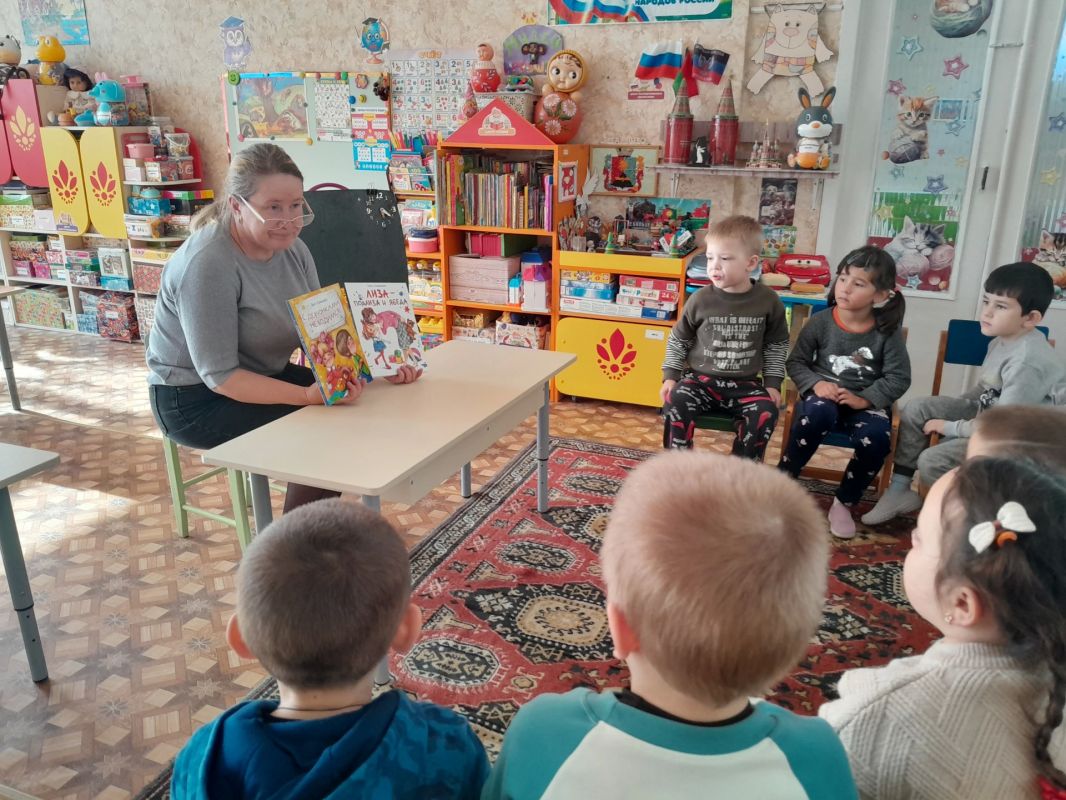Библиотекарь детской библиотеки-филиала провела для детей подготовительной группы «Радуга» ГБДОУ «Детский сад № 3 „Золотой ключик“» г. о. Дебальцево громкое чтение «Читаем книги дошколятам» Библиотекарь детской библиотеки-филиала провела для детей подготовительной группы «Радуга» ГБДОУ «Детский сад № 3 „Золотой ключик“» г. о. Дебальцево громкое чтение «Читаем книги дошколятам»