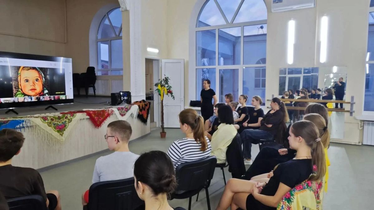 В городе Комсомольское прошел праздник русского платка В городе Комсомольское прошел праздник русского платка