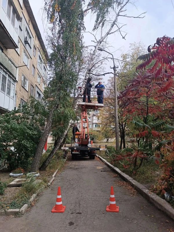 Содержание жилого фонда: текущие работы в городе Дебальцево Содержание жилого фонда: текущие работы в городе Дебальцево