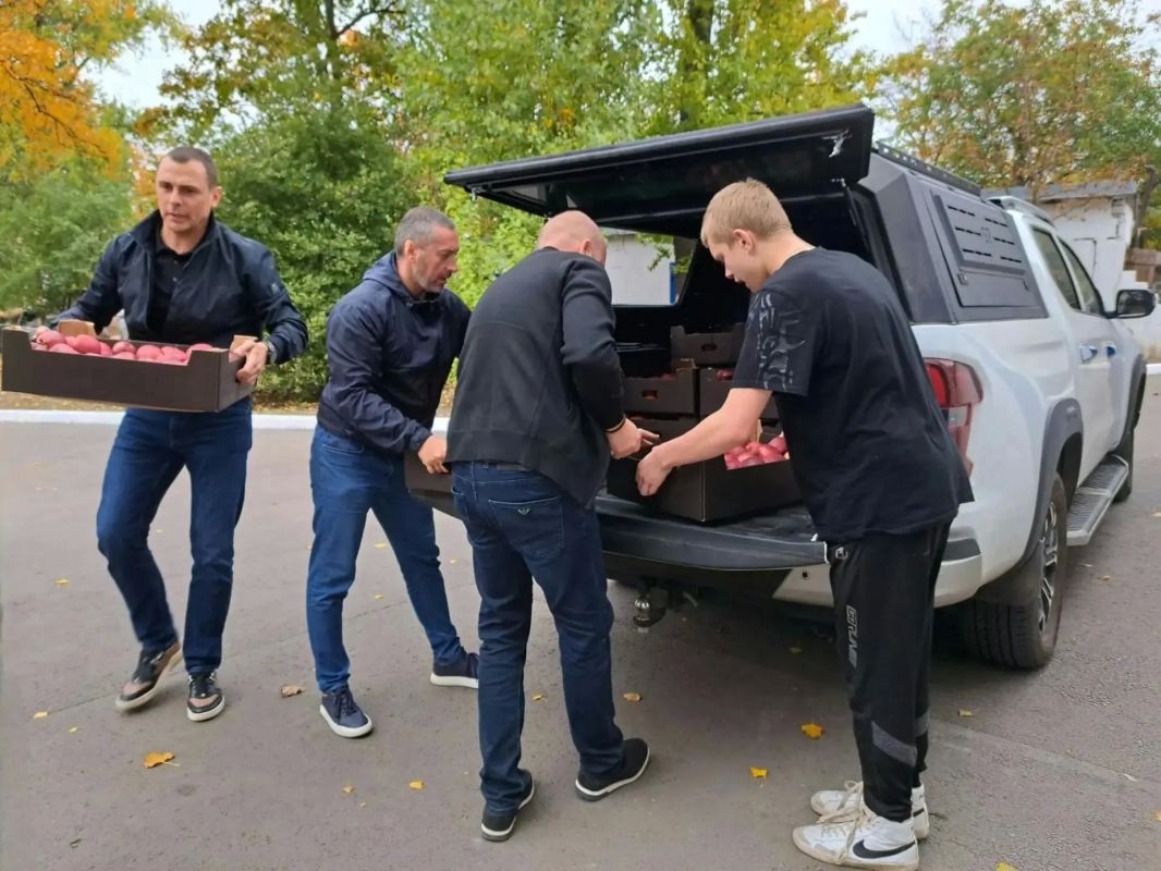 Депутаты Народного Совета ДНР доставили яблоки в социальные учреждения и ПВР Шахтерского округа Депутаты Народного Совета ДНР доставили яблоки в социальные учреждения и ПВР Шахтерского округа