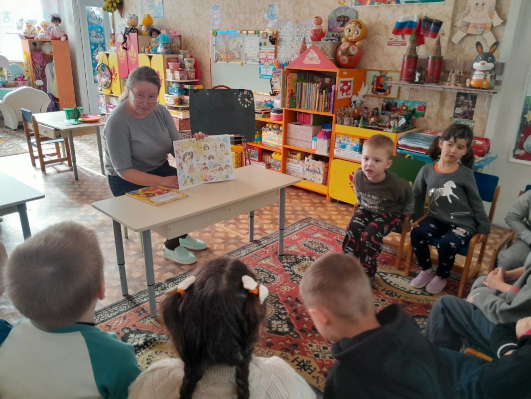 Библиотекарь детской библиотеки-филиала провела для детей подготовительной группы «Радуга» ГБДОУ «Детский сад № 3 „Золотой ключик“» г. о. Дебальцево громкое чтение «Читаем книги дошколятам» Библиотекарь детской библиотеки-филиала провела для детей подготовительной группы «Радуга» ГБДОУ «Детский сад № 3 „Золотой ключик“» г. о. Дебальцево громкое чтение «Читаем книги дошколятам»