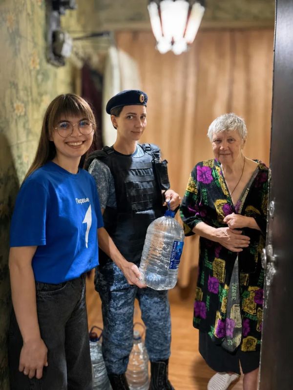 Молодые сотрудники ФССП Горловки вместе с «Движением первых» помогли жителям с питьевой водой